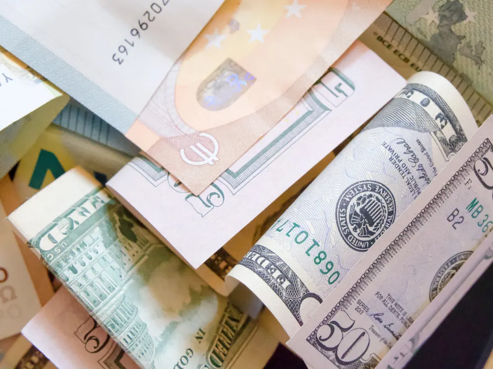 Курс у київських обмінниках: долар продають по 44,85 грн, євро — по 52,00 грн