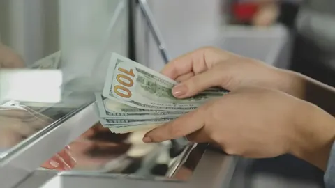 Курс валют 25 серпня: долар дешевшає, євро тримається вище 52 грн