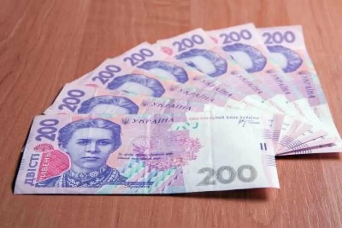 НБУ вилучає старі 200-гривневі купюри: чи треба нести їх у банк