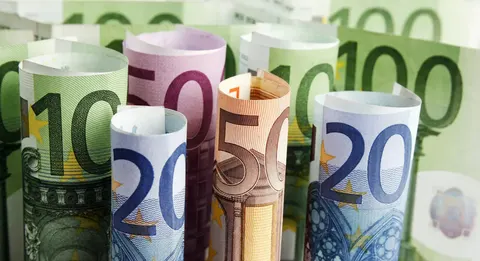 Євро перетнуло 52 грн: що це означає для ваших заощаджень