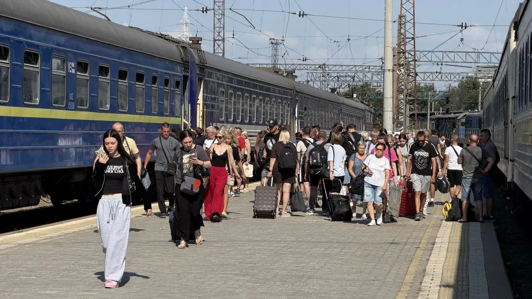 Затримки поїздів через Дніпропетровщину сягають майже 12 годин