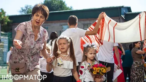 Зарплати вчителів: скільки насправді отримають педагоги на руки