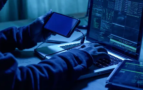 Шахрайство на 110 тисяч: на Львівщині судитимуть підлітка, який перевипускав SIM-картки