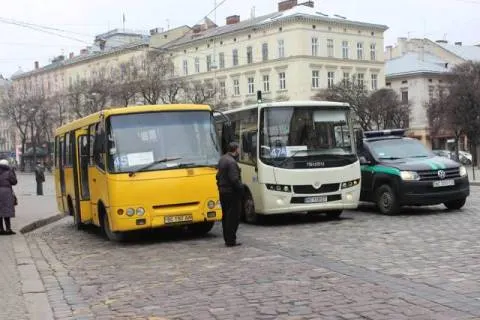 У Львові маршрутки № 51 і № 53 до Галицького перехрестя обслуговуватиме той самий перевізник