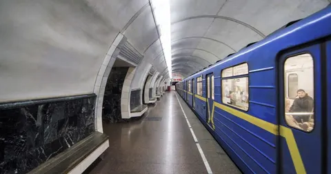 Метро Києва змінило маршрути через тривогу: що з рухом на двох гілках
