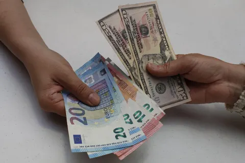 НБУ знизив курс: євро впав нижче 52 гривень, долар — до 44,55