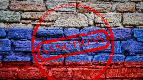 ЄС відключив від SWIFT 33 російські банки — під санкціями половина сектору