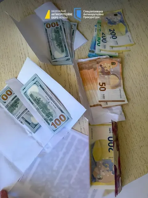 Хабарі за зменшення штрафів: на Тернопільщині затримали податківців