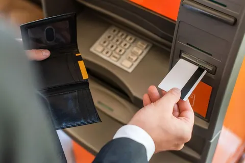 Зняти готівку без комісії: скільки дозволяють банки та де це зробити дешевше