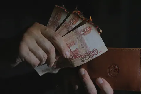 Рубль втрачає ліквідність: банки чотирьох країн підняли комісії до 20%