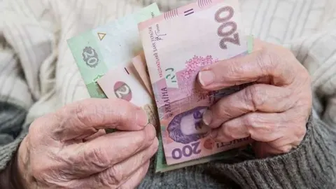 Укрексімбанк припиняє виплату пенсій на картки: що робити отримувачам