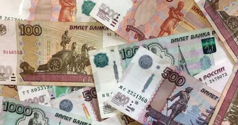Росіяни масово забирають гроші з банків: що відбувається