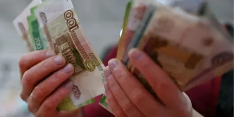 Росіяни рекордно забирають гроші з банків: що це означає для економіки