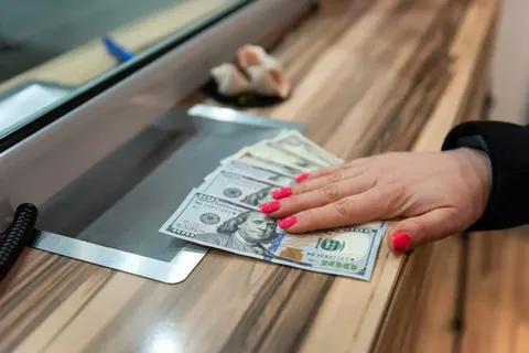 Курс долара у вересні: скільки коштуватимуть 100 доларів у гривнях