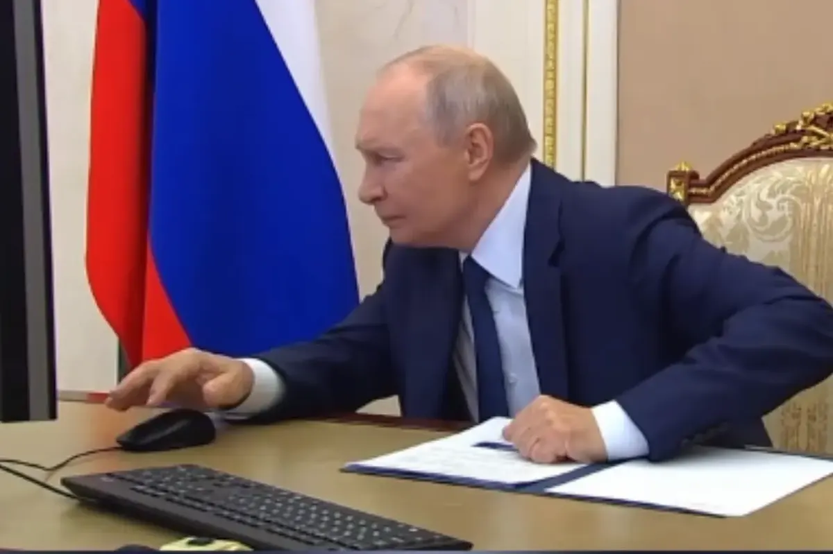 Путін голосував онлайн і подякував монітору: що стоїть за кадрами