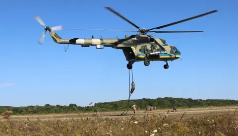 Курсанти НГУ відпрацювали безпарашутне десантування з гелікоптера