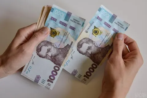 Середня зарплата в Україні впала до 24 827 грн: дані Держстату