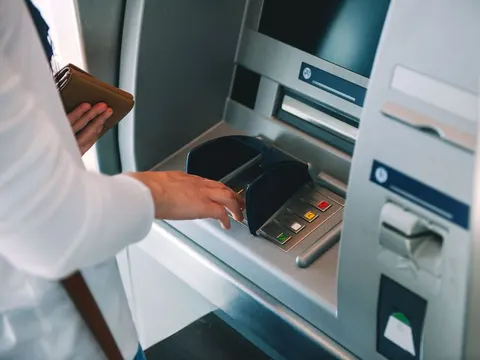 Скільки готівки можна зняти з картки: ліміти банків